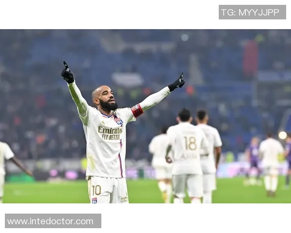 里昂主场力克梅斯,法甲豪门迎来开门红 里昂主场力克梅斯,法甲豪门迎来开门红